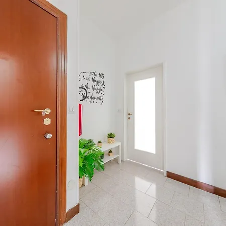 Apartmán Guesthost - Bonola M1 Bright & Functional Flat
