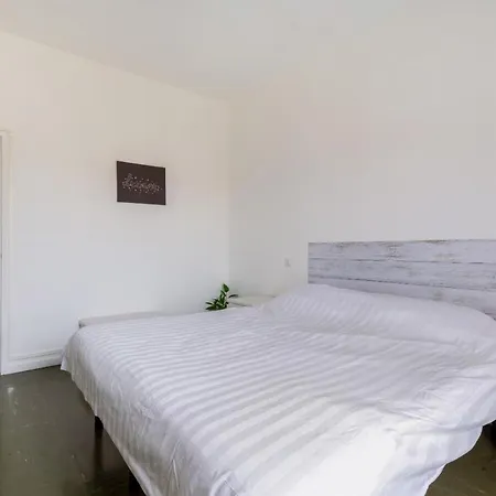 Apartment Guesthost - Bonola M1 Bright & Functional Flat