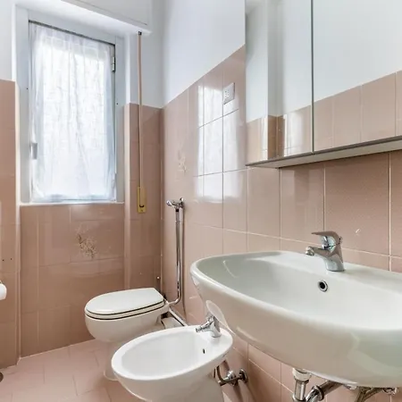 Guesthost - Bonola M1 Bright & Functional Flat Apartment *